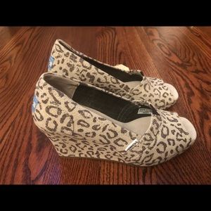 NEW TOMS Wedges in Snow Leopard, Sz 6.5